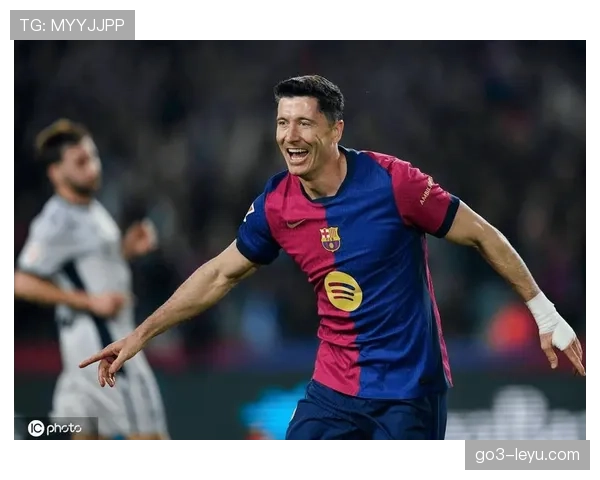 莱万多夫斯基替补建功再创历史,闪耀夜晚表现抢眼 莱万多夫斯基替补建功再创历史,闪耀夜晚表现抢眼