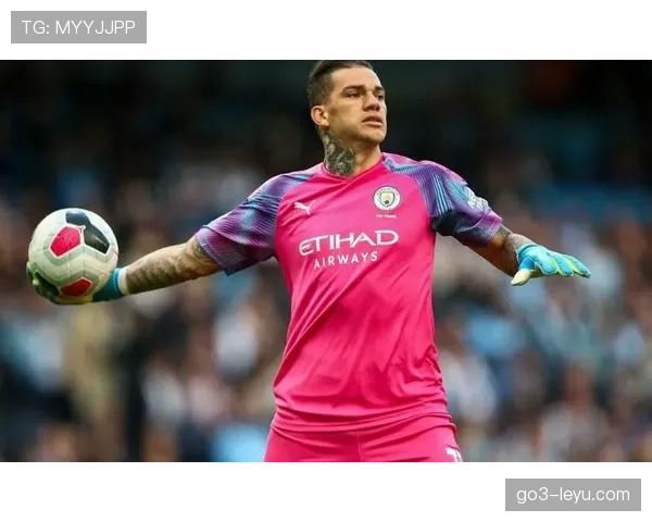 埃德森持续发挥稳定,成为球队防守中的关键指挥者,助力稳固后防线 埃德森持续发挥稳定,成为球队防守中的关键指挥者,助力稳固后防线